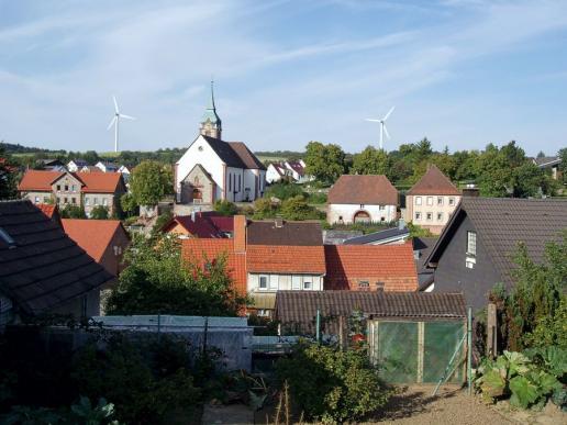 Blick auf Rathaus, Kirche, Pfarrhaus